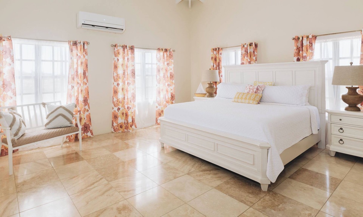 Estate Hermon Hill House | Luxury Short/Long term Hm, 3 BR, 3 BA, Free PK, WiFi, AC, Gen, 5-10 Min beaches.