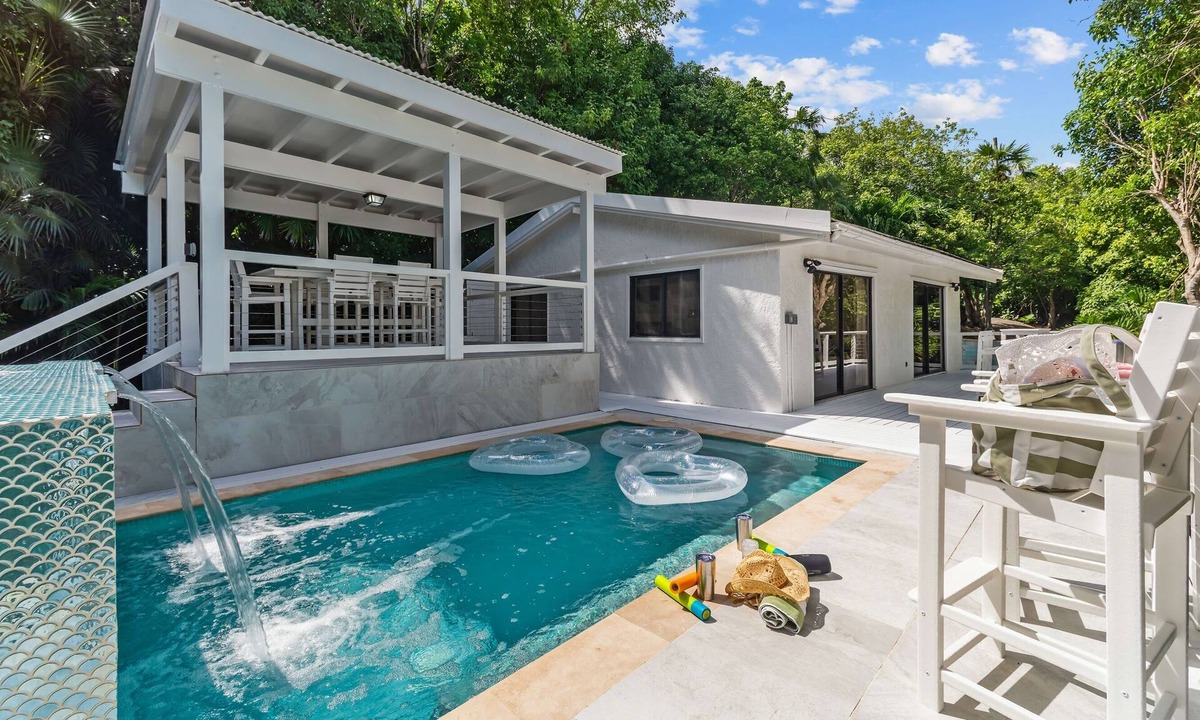 Estate Hull House | Private Pool | 2 Mins to Beach | Walk to Dining