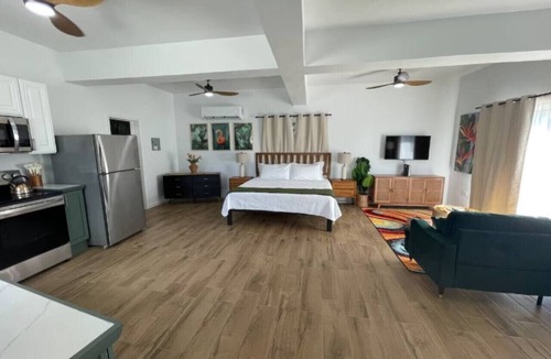 Estate Tabor and Harmony House | Beautiful & Spacious Guest House w/Gym