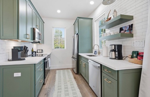 Estate Enighed House | In-Town Estate w/View, Walkable to Wharfside Village, King Bed, Parking, 700sqft BRAND NEW BACKUP Electric System - No Power Outages! Above Gallows Point