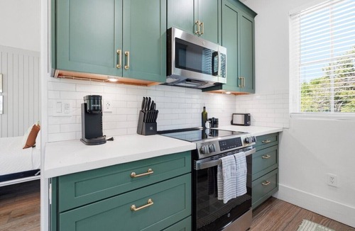 Estate Enighed House | In-Town Estate w/View, Walkable to Wharfside Village, King Bed, Parking, 700sqft BRAND NEW BACKUP Electric System - No Power Outages! Above Gallows Point