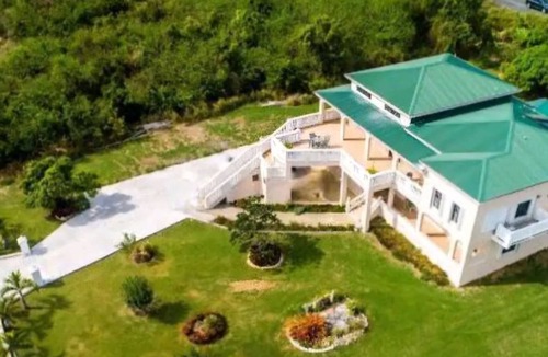 Estate Hermon Hill House | Luxury Short/Long term Hm, 3 BR, 3 BA, Free PK, WiFi, AC, Gen, 5-10 Min beaches.