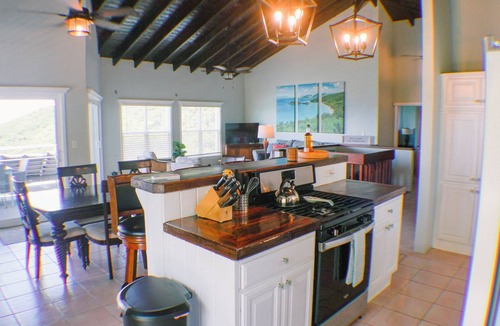 Estate Saint Quaco and Zimmerman Villa | Oct. and Nov. dates available! 5 min from Salt Pond! Book Thanksgiving!