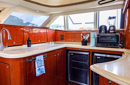 Benner Boat Rental | Private Luxury Yacht for up to six guests - Day or Night charters!