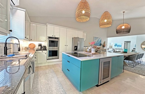 Estate Peterborg Villa | Villa Pallina w Magens Bay Views + Backup Power