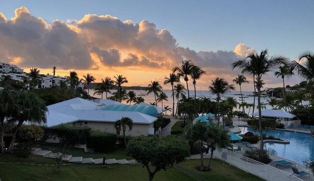 Elysian BEACH BREEZE Beachfront Condo with Breathtaking Views, Pool & No Stairs in St Thomas