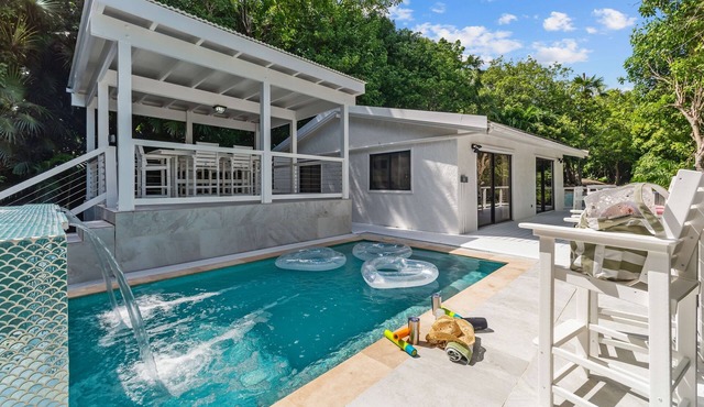 Private Pool | 2 Mins to Beach | Walk to Dining