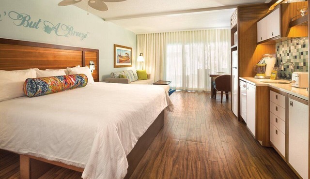 Relaxing Studio w/ Pool & Balcony in East End