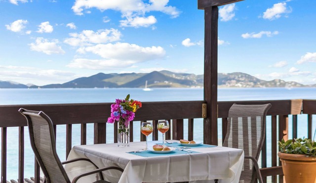 Remodeled Corner Unit D211 with washer & dryer. Sleeps 4 in St Thomas