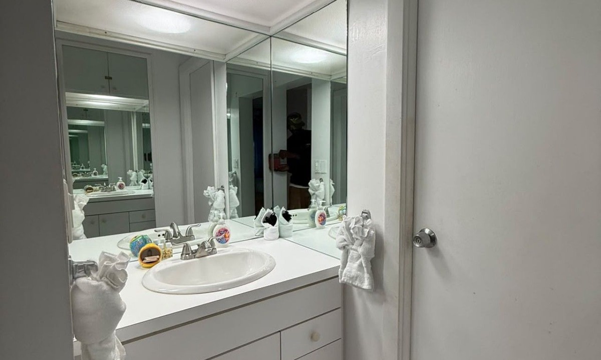 Red Hook Condo | Ocean View Sapphire Hill Condo | Walk to Beach | Near Red Hook