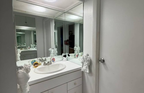 Red Hook Condo | Ocean View Sapphire Hill Condo | Walk to Beach | Near Red Hook