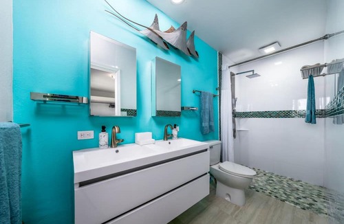 Rosendal Apartment | Centrally located 3br with pool, incredible harbor views!