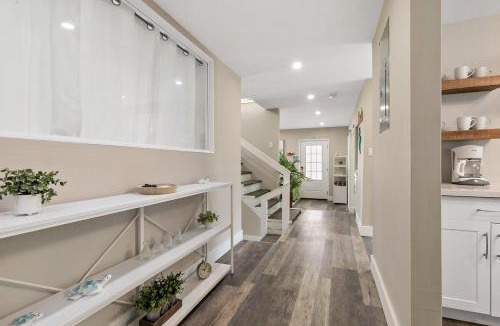 Estate East Street House | The Queen's Quarters - King Bed - AC - Walkable