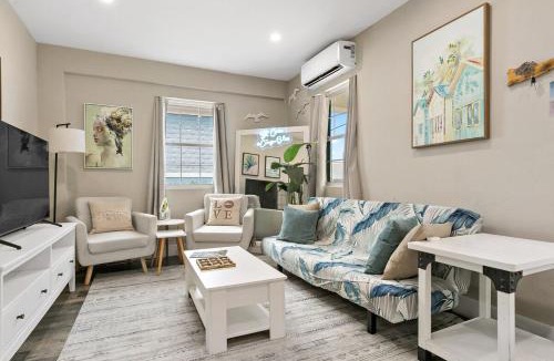 Estate East Street House | The Queen's Quarters - King Bed - AC - Walkable
