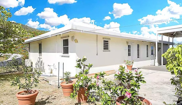 Private studio, centrally located - 5min to beach! in St. Thomas