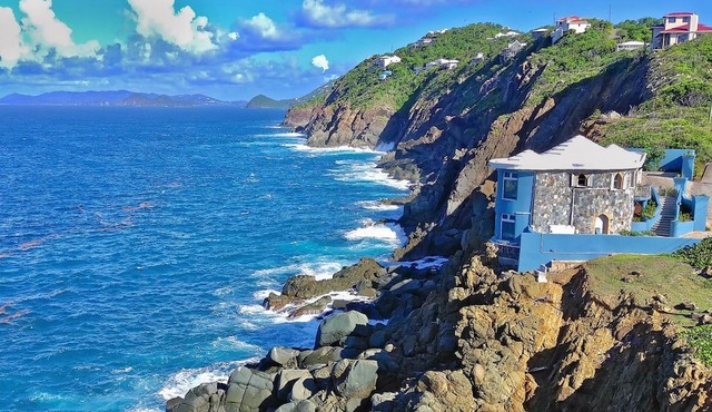 Newly remodeled 4br cliffside with dramatic views! in St. Thomas